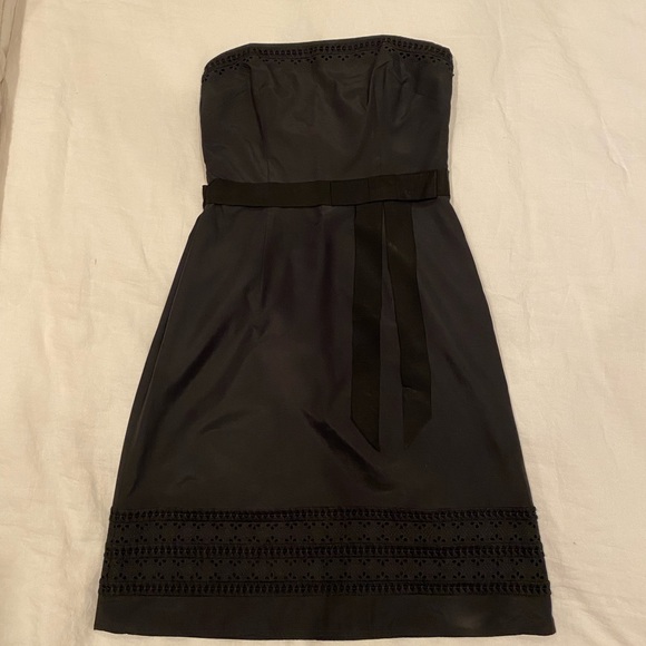 Black cocktail mini dress in black. Size 6. Brand is Laundry by Shelli Segal - Picture 1 of 7
